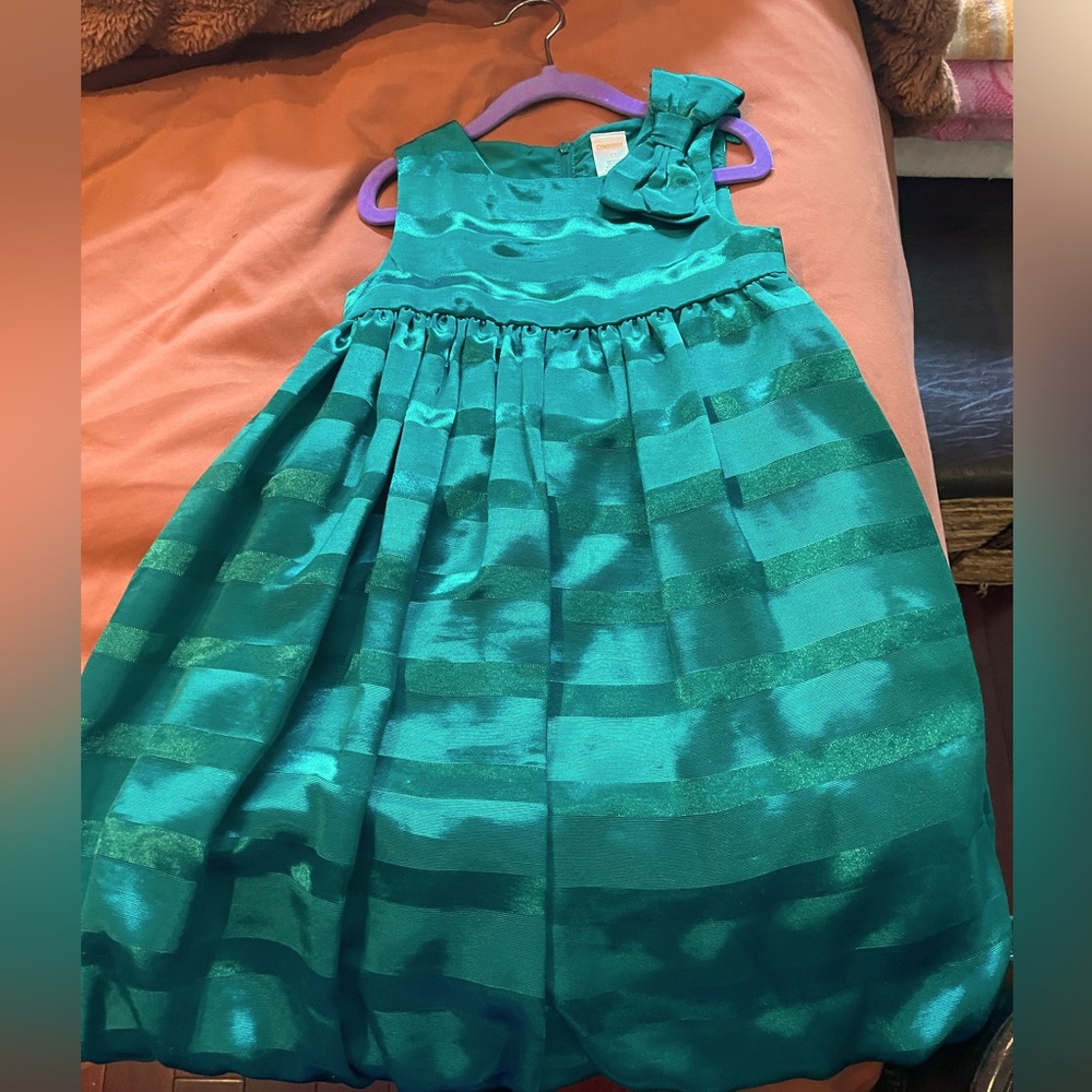 Gymboree kids dress size 5t, beautiful dress only worn once.